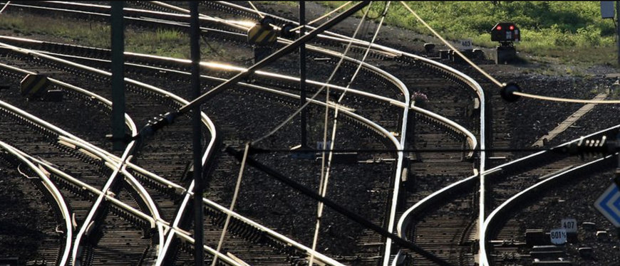 DEUTSCHE BAHN TAUSCHT BETONSCHWELLEN IM SCHIENENNETZ AUS